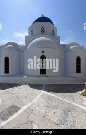 Vista posteriore del imbiancato la chiesa di Saint (Agia) Patricia domina lo skyline del villaggio di Pyrgos, Santorini, Grecia. La chiesa attuale wa Foto Stock