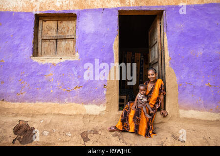 Ari tribù madre e figlia in Jinka, Valle dell'Omo, Etiopia Foto Stock