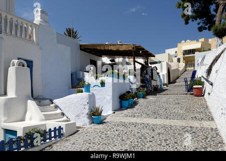In ciottoli sentiero a gradini in Pyrgos Village, Santorini, Grecia Foto Stock