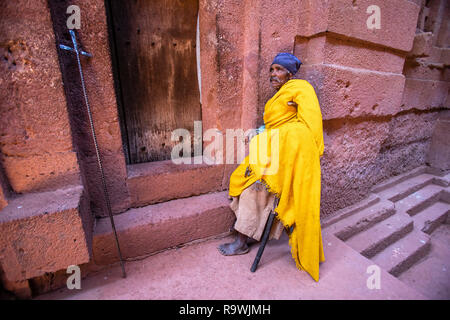 Adoratore al rock-cut chiesa della casa di Immanuel a Lalibela, Etiopia Foto Stock