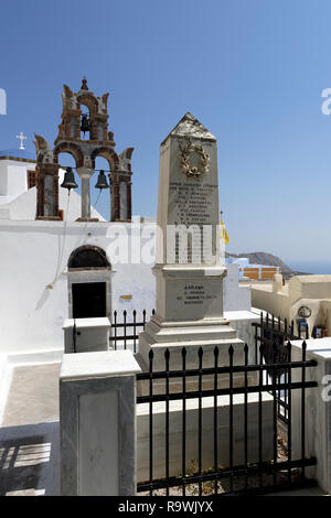 Chiesa di Aghios Nikolaos (San Nicola) e Memoriale di guerra nel villaggio di Pyrgos, Sanorini, Grecia. La chiesa risale al 1660. Foto Stock