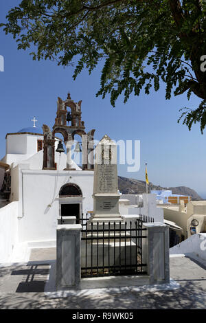 Chiesa di Aghios Nikolaos (San Nicola) e Memoriale di guerra nel villaggio di Pyrgos, Sanorini, Grecia. La chiesa risale al 1660. Foto Stock