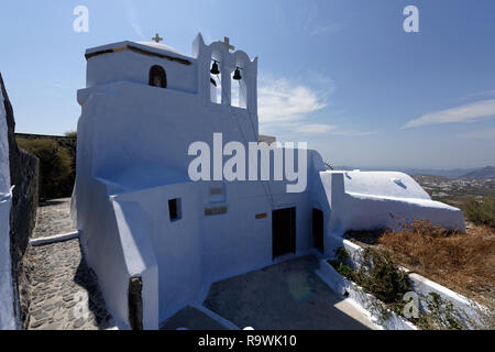 Chiesa imbiancate di Theotokaki o Dormizione della Vergine Maria; situato nel castello del villaggio di Pyrgos; Santorini, Grecia. Date a a l Foto Stock