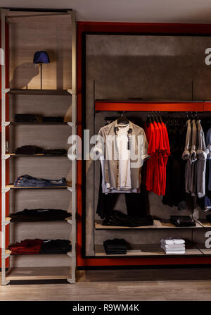 COLOMBO, SRI LANKA - 25 settembre 2018: vista di un Fashion Retail Store. T shirt, pantaloni, cappelli, scarpe con ripiani, rack e grucce, all'interno di un dip Foto Stock