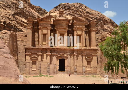 Il monastero di Petra antica città in Giordania. Foto Stock