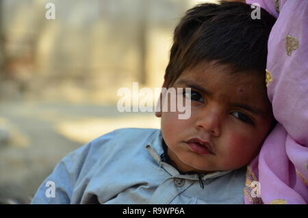 Un bambino nelle zone rurali del Sindh, Pakistan. Foto Stock