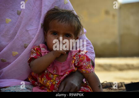 Un bambino nelle zone rurali del Sindh, Pakistan. Foto Stock