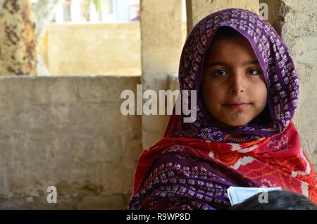 Un bambino nelle zone rurali del Sindh, Pakistan. Foto Stock