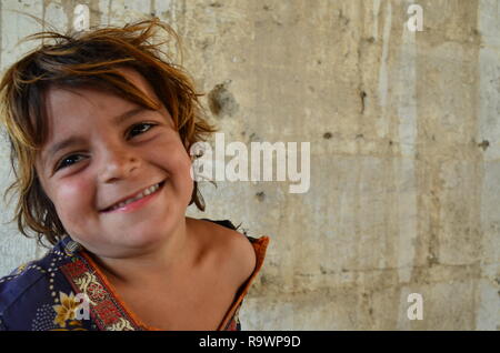 Un bambino nelle zone rurali del Sindh, Pakistan. Foto Stock