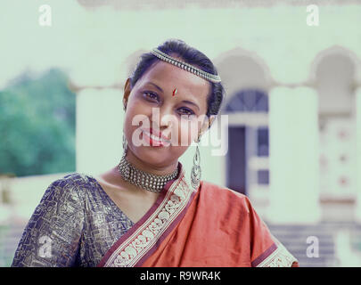 Giovane donna di Maurizio indossando il tradizionale sari completare con oltre lo spallamento pallu, collane, orecchini decorativi e archetto, Mauritius, Oceano Indiano Foto Stock