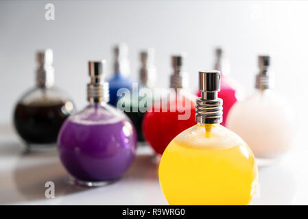 Alcune bottiglie di vetro contenenti liquido colorato Foto Stock