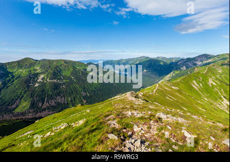 Il Tatra Mountain (Polonia) mattina summer view da Kasprowy Wierch gamma. Le persone non sono riconoscibili. Foto Stock