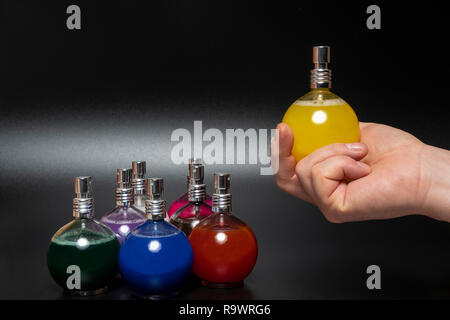 Alcune bottiglie di vetro contenenti liquido colorato Foto Stock