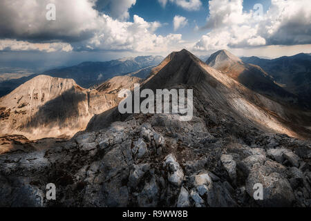 Foto panoramica dalla montagna Pirin, picchi più alti - Vihren e Kutelo picchi, Bulgaria, ora legale Foto Stock