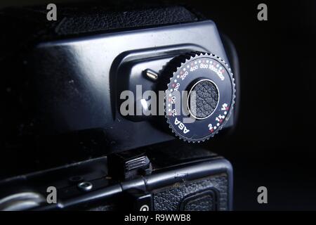 Immagine ravvicinata della ISO o ASA rating e compensazione esposizione composizione su un livello degli occhi finder di un'annata medio formato fotocamera a pellicola. Foto Stock