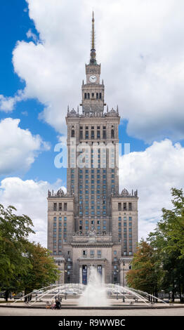 Gli anni cinquanta Palazzo della Cultura e della scienza (Pałac Kultury i Nauki o PKiN), un notevole punto di riferimento nella capitale polacca, a Varsavia, Polonia Foto Stock