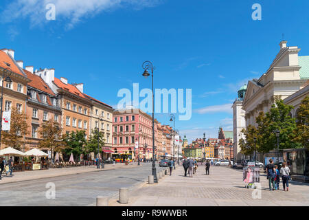 Krakowskie Przedmieście, un viale principale nel centro della città, con la Chiesa di Sant'Anna a destra e guardando in direzione di Piazza Castello, Varsavia, Polonia Foto Stock