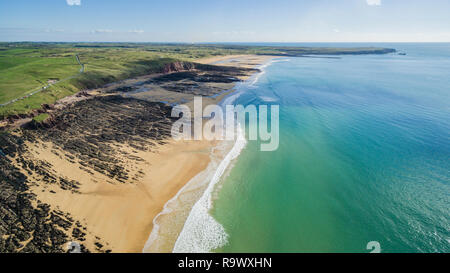 Vedute aeree di Freshwater West Beach, Pembrokeshire, Galles Foto Stock