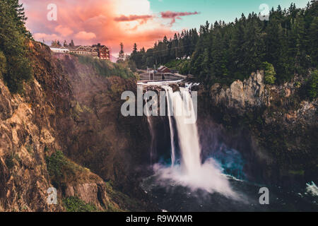 Una cascata di note come Snoqualmie Falls che fluisce al tramonto in Snoqualmie Washington Foto Stock