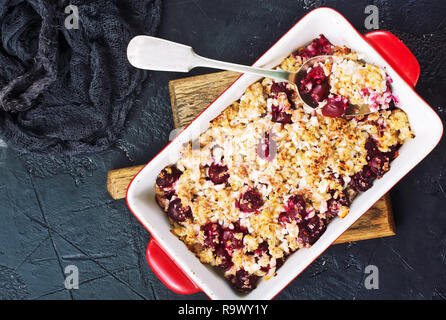 Sostenuto mela cannella Granola con cherry e dadi Foto Stock