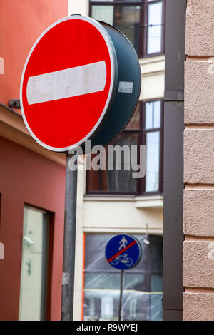 Cartello stradale Nessuna voce prima di entrare nel centro storico di Riga, Lettonia. Nessun segno di entrata nel centro di Riga. Foto Stock