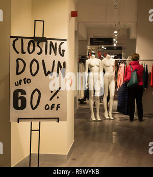 La chiusura di firmare in House of Fraser store, Shrewsbury, Shropshire, Inghilterra, Regno Unito Foto Stock