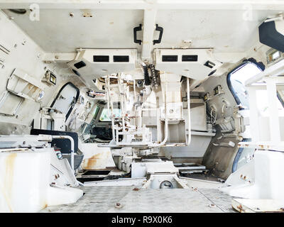 Abbandonato rusty interno vasca. Foto Stock