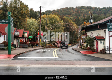 HELEN, GEORGIA - Nov 02, 2018 : vista panoramica del centro storico di iconico Helen village. Piccola copia turistica bavarese villaggio alpino in Georgia, Regno sta Foto Stock