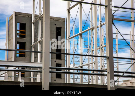 Sito in costruzione, con guscio in metallo, metallo bretelle, pilastro garage nuovo edificio, Foto Stock