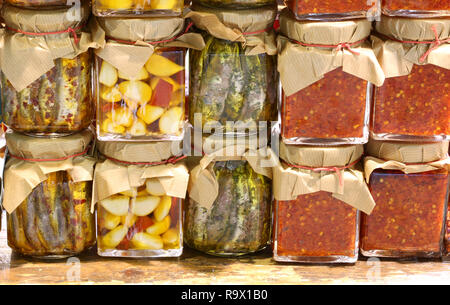 Molti vasetti di salsa rossa di peperoni piccanti aglio e alici marinate preparate a mano in un paese mediterraneo Foto Stock