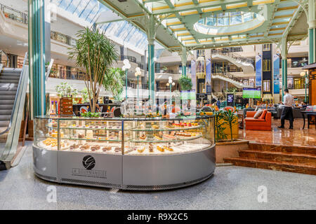 Interno della moderna e luminosa e ariosa primo Mall, La gourmandise, parte del lussuoso hotel Cairo al primo Residence Hotel di quattro stagioni, il Cairo, Egitto Foto Stock