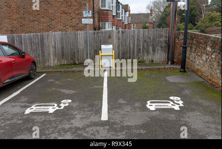 Parcheggio bay per la ricarica dei veicoli elettrici. Parcheggio a pagamento qui in Tenterton, Kent, England, Regno Unito Foto Stock