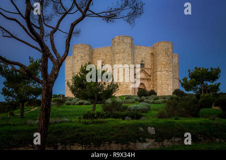 Il magico Castel del Monte, residenza dell'imperatore Federico II Andria, Puglia, Italia, Europa. Foto Stock