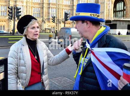 Anna Soubry MP (Cost: Broxtowe) parlando di anti-Brexit diruttori Steve Bray di SODEM attraversata la strada dal Parlamento, 19 Dic 2018 Foto Stock