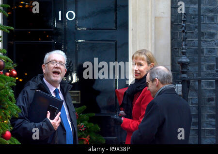 Michael Russell MSP (armadio scozzese Segretario per gli Affari Pubblici e relazioni costituzionali) con Leslie Evans (Segretario permanente per la Sc Foto Stock