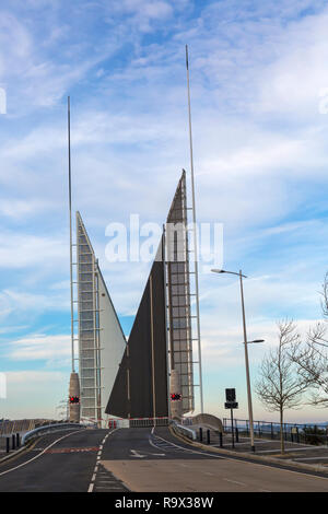 Poole distintivo della struttura, Twin Sails Bridge, un doppio lasciava ponte mobile, rimane con strada chiusa a causa di un problema a Poole, Dorset Regno Unito in Dec Foto Stock