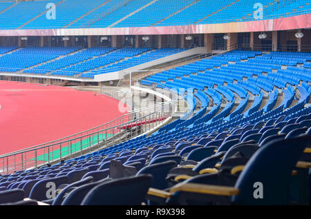 Svuotare la sfocatura sedi di Jawaharlal Nehru Stadium (JLN) in Delhi, India Foto Stock
