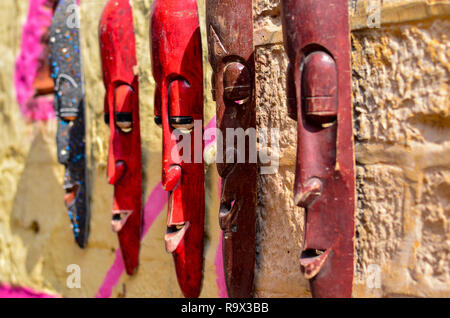 Allungate le maschere in legno sul display e la vendita in un negozio di strada all'interno di Golden Jaisalmer Fort in Jaisalmer, Rajasthan, India. Foto Stock