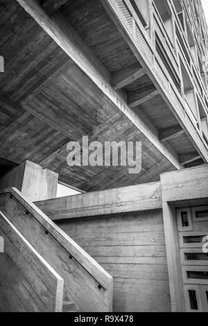 Cemento formato scalone di Le Corbusier Unite d'habitation housing development Marsiglia, nel sud della Francia, Francia Foto Stock