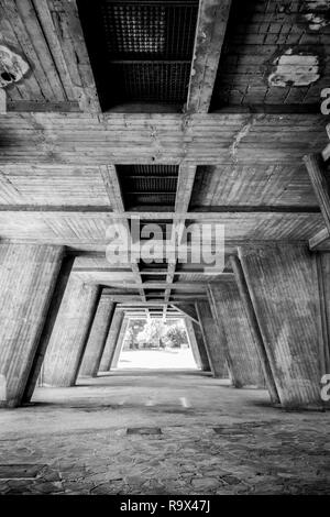 Cemento formato undercroft con piloti di Le Corbusier Unite d'habitation alloggiamento developmentMarseilles, sud della Francia, Francia Foto Stock