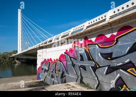 Il Puente del Alamillo ponte che attraversa il Canal de Alfonso XIII, Siviglia, Spagna. Foto Stock