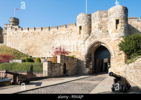 Lincoln Castle, un undicesimo secolo castello inglese a Lincoln, Inghilterra, Regno Unito. La vista è di East Gate, l'entrata principale e la Torre Osservatorio (sinistra). Foto Stock