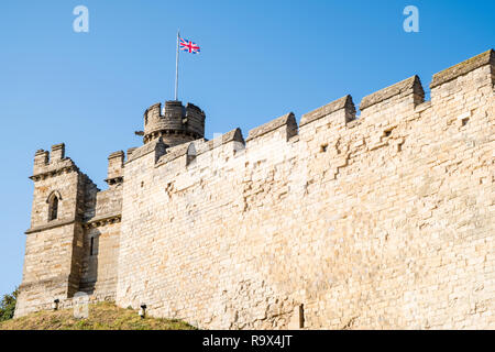 Lincoln Castle parete con merlature e la Torre Osservatorio con Unione Jack battenti. Lincoln Castle, Lincoln, England, Regno Unito Foto Stock