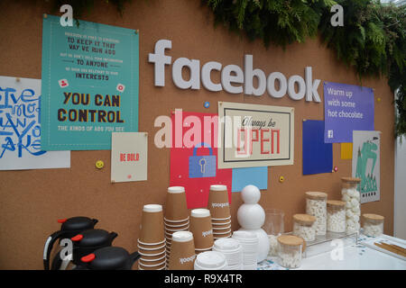 Facebook è un giorno di privacy pop-up shop si trova all'interno di Bryant Park sul dicembre 13, 2018 a New York. Foto Stock