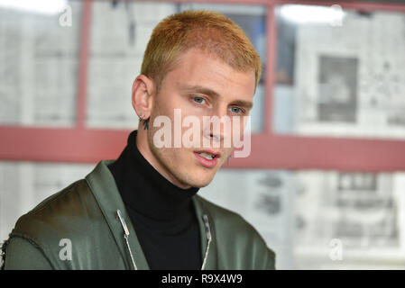 Colson Baker aka Machine Gun Kelly assiste il New York screening di "Bird Box' a Alice Tully Hall, Lincoln Center su dicembre 17, 2018 in New York C Foto Stock