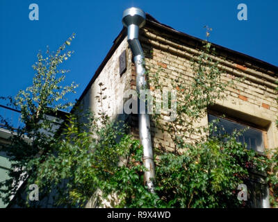 Vecchia casa di mattoni in estate a Mosca, Russia Foto Stock