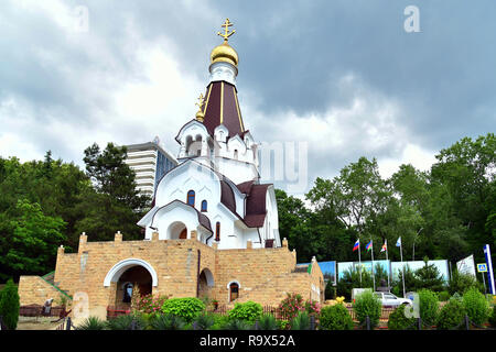 Sochi, Russia - 2 giugno 2018. Tempio di Santo giusto guerriero Fyodor Ushakov Foto Stock