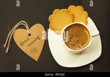Il caffè nero e cookie su sfondo scuro prima colazione Foto Stock