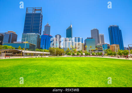 Perth, Western Australia - Jan 3, 2018: grattacieli del quartiere centrale degli affari in Elizabeth Quay, la città di Perth. Australian destinazione estiva. Soleggiato in una stagione estiva. Cielo blu, copia dello spazio. Foto Stock