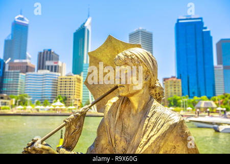 Perth, Western Australia - Jan 3, 2018: Bessie Rischbieth statua da artista Jon trattenersi a Elizabeth Quay lungo il Fiume Swan. Grattacieli del quartiere centrale degli affari in background. Blue sky stagione estiva Foto Stock